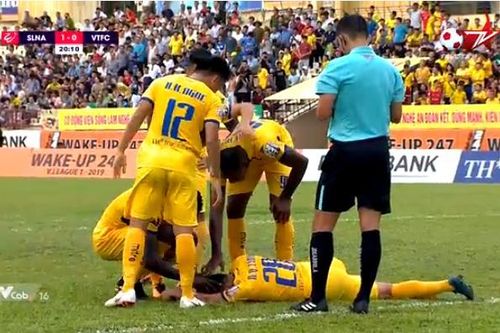 Đội Viettel 'tự gây bão' trên sân Vinh