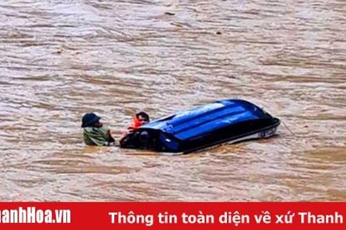 Tiếp cận bản Sa Ná: Mô tô nước cứu hộ, cứu nạn bị nước lũ lật úp