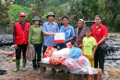 Huyện Nậm Pồ: Hỗ trợ hơn 10 triệu đồng cho gia đình bị cháy nhà