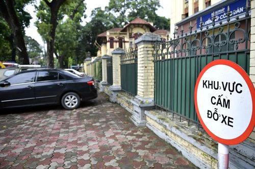 Dừng đỗ sai quy định, hàng loạt tài xế bị CSGT lập biên bản, cẩu xe