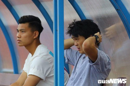 Tuấn Anh vò đầu bứt tai ngồi ghế dự bị, HLV HAGL nói gì?