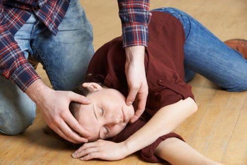 Cách sơ cứu người bị co giật, đe dọa 'nuốt lưỡi' thế nào cho đúng?