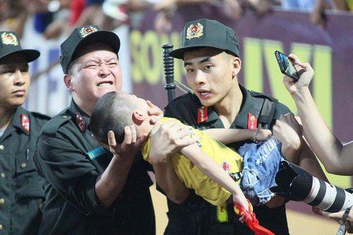 Sức khỏe của bé trai ngất xỉu trận Nam Định và Hoàng Anh Gia Lai giờ ra sao?