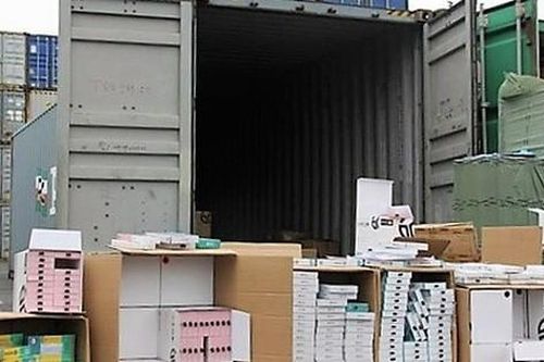 Hàng nghìn phụ kiện điện thoại từ Trung Quốc được gắn mác xuất xứ Việt Nam