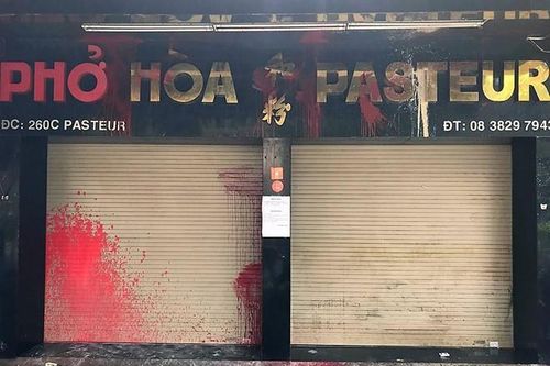 Bắt 5 đối tượng tạt chất bẩn vào quán phở