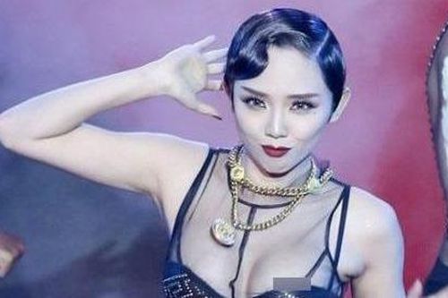 Dàn mỹ nhân Việt gặp sự cố trang phục, hớ hênh trên sóng truyền hình