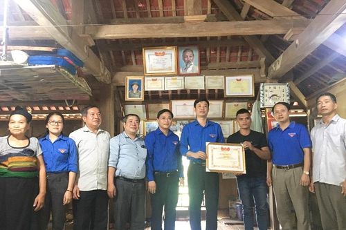 Tặng bằng khen cho 'người hùng' cứu người trong cơn lũ dữ