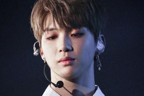 Viết tâm thư xin lỗi fan chuyện lén hẹn hò, Kang Daniel vẫn bị 'ném đá'