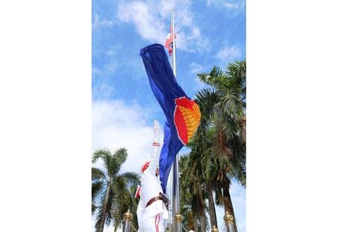 Thượng cờ kỷ niệm 52 năm Ngày thành lập ASEAN tại Lào