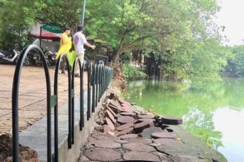 Hà Nội: Bờ kè Hồ Gươm sạt lở nghiêm trọng, gây mất an toàn
