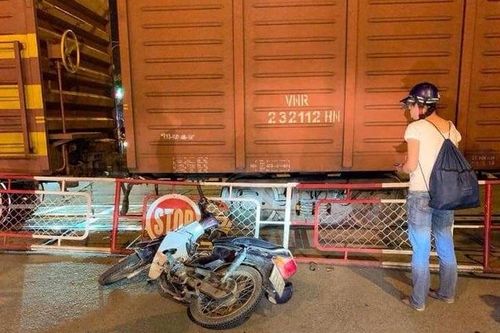 Nam thanh niên lao vào rào chắn tàu hỏa, tử vong tại chỗ