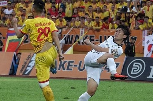 Thầy Park xem giò cẳng cầu thủ HAGL và niềm vui bất ngờ