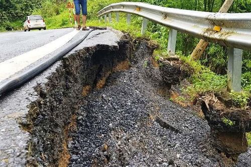 Quốc lộ 217 Thanh Hóa sạt lở nghiêm trọng sau mưa lũ