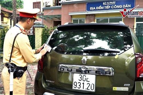 Hà Nội: CSGT xử lý hàng loạt ô tô đỗ trên vỉa hè