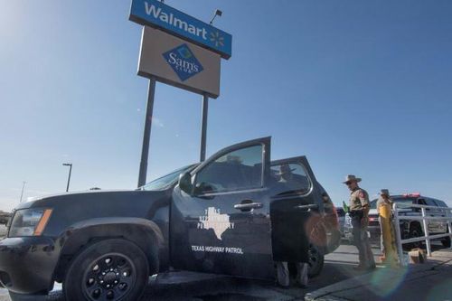 Walmart tiếp tục bán súng sau hai vụ xả súng liên tiếp tại các siêu thị