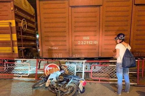 Chạy xe máy tông rào chắn đường sắt, 1 người tử vong
