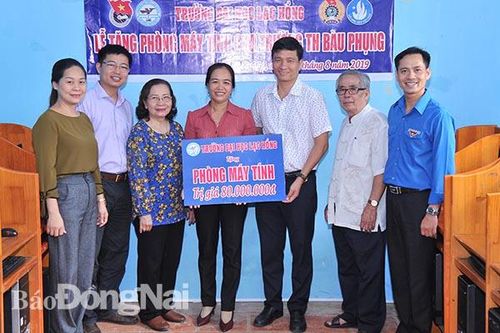 Tặng phòng máy vi tính cho 2 trường tiểu học của xã Phú Lý