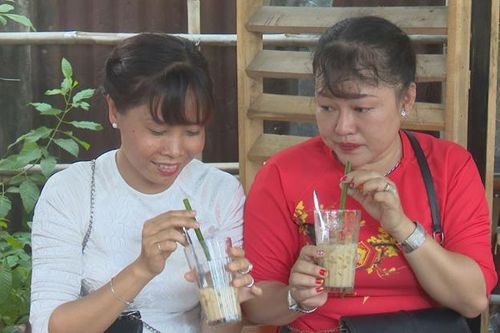Chủ quán 8X với thông điệp 'Nói không với rác thải nhựa'