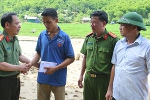 Cục Truyền thông CAND sẻ chia nỗi đau với người dân vùng lũ Na Mèo