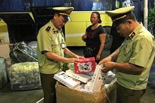 Tạm giữ hơn 1 nghìn chiếc bánh Trung thu nhập lậu vào Việt Nam