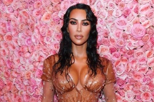 'Học đòi' Kim Kardashian đi dép 800 USD và cái kết bất ngờ