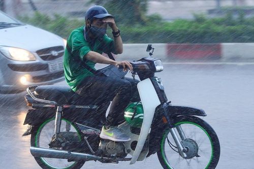 TP.HCM xuất hiện mưa rào do áp thấp trên Biển Đông