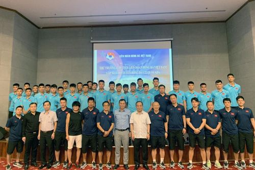 Thứ trưởng Lê Khánh Hải thăm và động viên đội tuyển U22 quốc gia