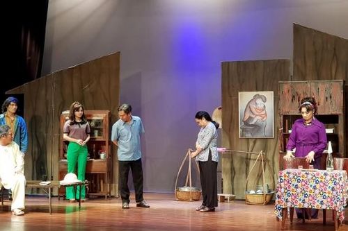 Vở kịch 'Bông hồng cài áo': Một bản dựng can đảm