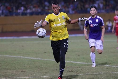 HLV Nguyễn Thanh Sơn: 'Tấn Trường bị phạm lỗi nên nhận bàn thua'