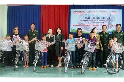 Tặng quà, học bổng cho học sinh và phụ nữ có hoàn cảnh khó khăn ở Đác Lắc