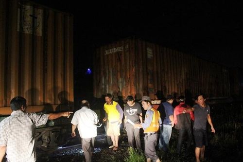 Tàu hàng trật bánh, đường sắt bắc-nam tê liệt nhiều giờ