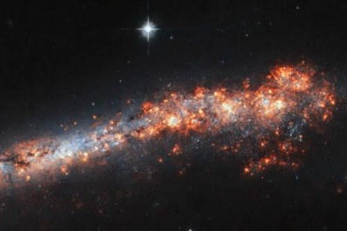 Mê mẩn thiên hà NGC 3432 với diện mạo quái lạ