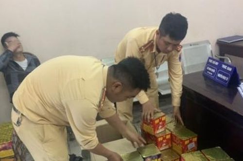 Hà Nội: Cảnh sát giao thông bắt giữ hai đối tượng vận chuyển trái phép hơn 120kg pháo
