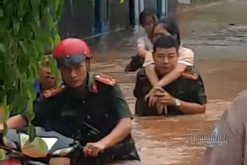 Clip công an, bộ đội cõng dân trong nước lụt tận cổ ở Đắk Lắk