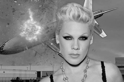 P!nk sững sờ khi biết tin máy bay chở đội ngũ quản lý của mình phát nổ tại Đan Mạch