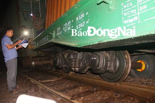 Tàu trật bánh, đường sắt Bắc – Nam tê liệt nhiều giờ