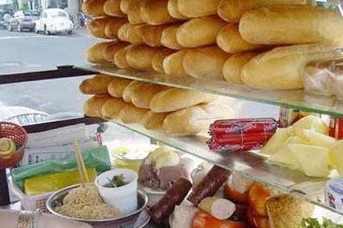 Cam Ranh: 15 người phải nhập viện chữa trị sau khi ăn bánh mì
