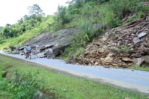 Cần đặt biển cảnh báo nguy hiểm tại điểm sạt lở thuộc địa phận Bản Xèo