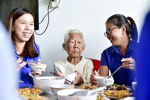 'Bữa cơm gia đình - Ấm lòng tình mẹ'