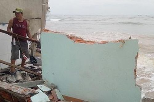 Cần sớm tái định cư cho người dân làng chài Khê Tân