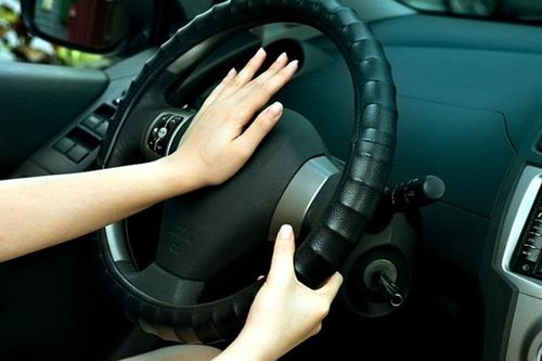 Kỹ năng giúp trẻ thoát hiểm khi bị bỏ quên trên xe ô tô