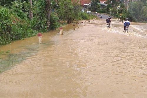 Lâm Đồng: Lũ quét bất ngờ, một công an viên bị cuốn mất tích