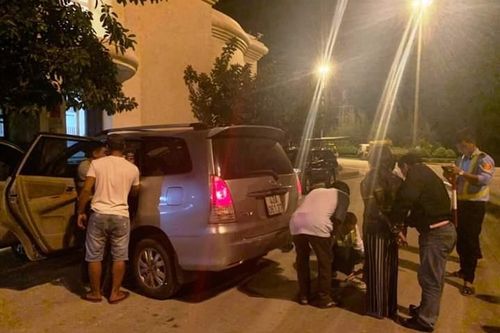 Bắt cặp vợ chồng vận chuyển gần 2.000 viên ma túy