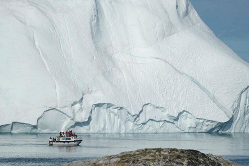 Đảo băng Greenland nóng bất thường, du khách mặc áo phông như mùa hè