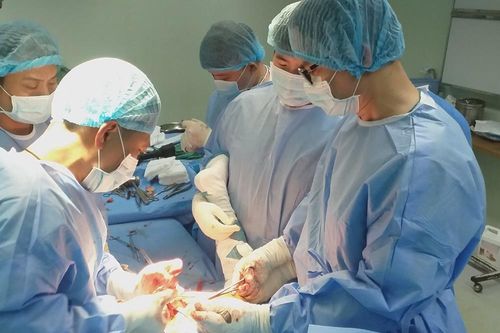 Thay khớp háng thành công cho cụ ông gần 100 tuổi