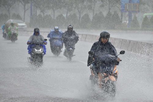 Xuất hiện áp thấp nhiệt đới trên Biển Đông, Nam Bộ mưa lớn