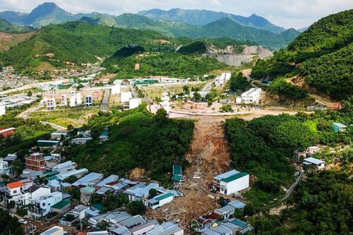 Người dân vụ vỡ 'hồ bơi vô cực' vây công ty đòi bồi thường