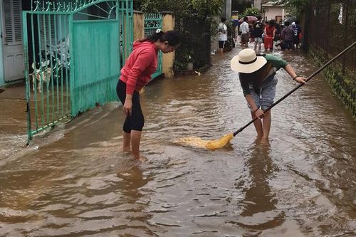 Đà Lạt chìm trong biển nước, dân phố núi ra đường bắt cá