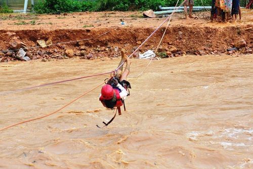 Người dân Lâm Đồng đu dây thoát dòng lũ dữ