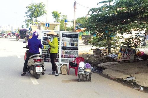 Tái diễn tình trạng 'họp chợ' trên đường Nguyễn Xiển